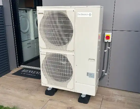 Pompe à chaleur air/eau installée à l'extérieur d'une maison