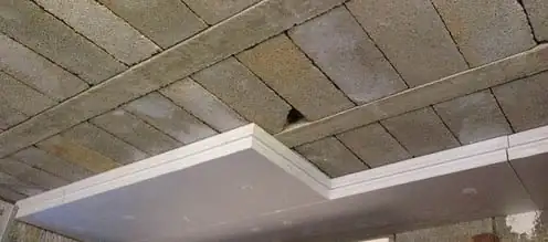 Pose d'isolant sur un plancher de sous-sol