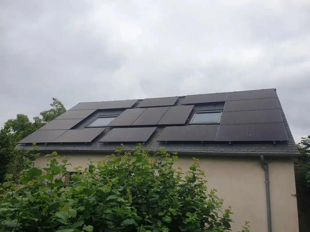 Panneaux solaires photovoltaïques posés sur une toiture