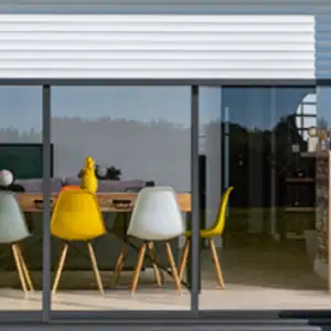 Volet roulant installé en façade